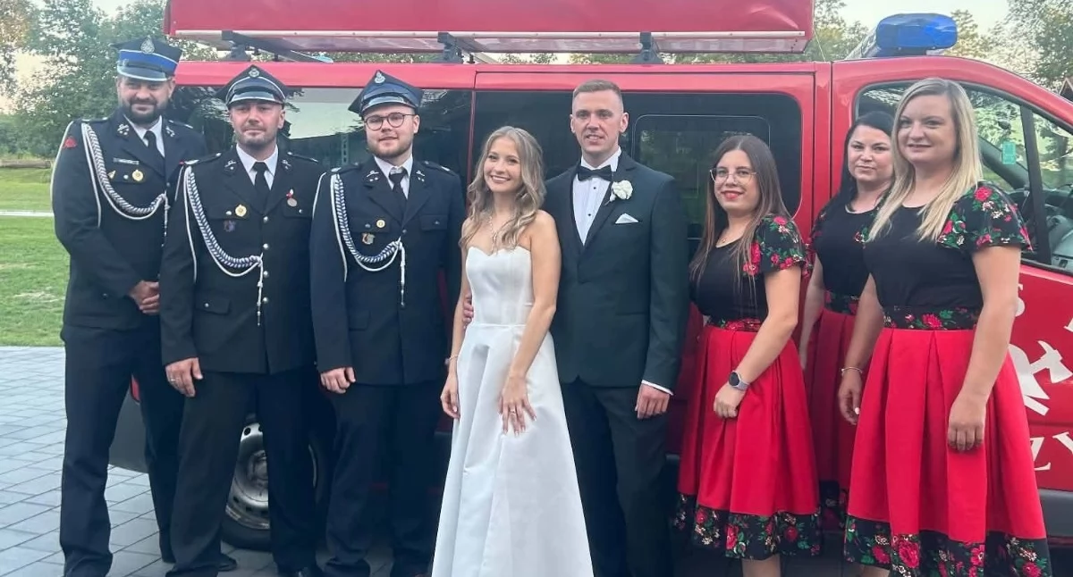 Ślub druhny z OSP Gaszyn. Strażacy przygotowali dla nowożeńców niezapomnianą oprawę