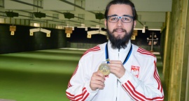 Z TALLINA WRÓCIŁ Z MEDALEM. ĆWICZY W STRZELNICY SPORTOWEJ W SULMIERZYCACH
