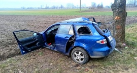 PIJANY WJECHAŁ W DRZEWO. Z AUTA WYCIĄGALI GO STRAŻACY