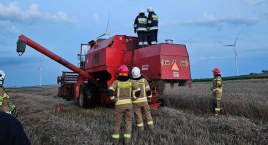Pożar na polu - ogień pojawił się w kombajnie