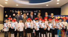Pasowani na uczniów wielkim ołówkiem 
