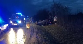 Niebezpieczny poranek na drodze - wpadła w poślizg i dachowała