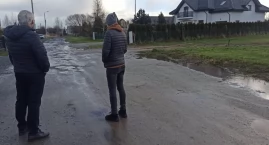 Kilka ulic bez asfaltu - mieszkańcy Bojarówki od lat korzystają z drogi gruntowej