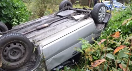Groźny wypadek w Ważnych Młynach. Dachowało suzuki 
