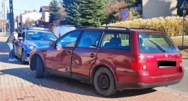 W Wieluniu, 70-latek doprowadził do zderzenia dwóch osobówek 