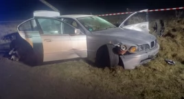 Wypadek w Bolkowie: Rozbity samochód BMW w rowie, kierowcy nie ma
