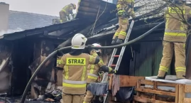 Poważny pożar domu w Ożarowie. Akcja strażaków trwała kilka godzin