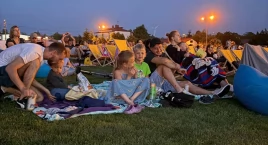 Letnie kino plenerowe w Rząśni: Seans pod gwiazdami, popcorn i integracja mieszkańców