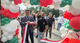 Burmistrz Okrasa uroczyście otwiera lokal z kebabami w Wieluniu