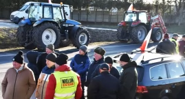 Protest rolników przeciwko umowie Mercosur. Rolnicy na drodze krajowej w Dzietrznikach (gmina Pątnów, powiat wieluński)