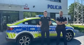 Policjanci wbiegli do płonącej kamienicy. Uratowali seniora