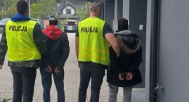 Policjanci zatrzymali poszukiwanych mężczyzn - jeden z nich ukrył się na strychu i straszył policjantów... swoimi psami 