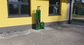 Efekt internetowej akcji - pod szkołą w Skomlinie st&hellip;