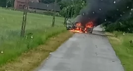 Chwile grozy na drodze - ogień strawił Renault
