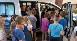 Przedszkolaki ze Złoczewa odwiedziły komendę policji - mundurowi przygotowali dla nich szereg atrakcji 
