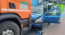 84-latek wjechał pod ciężarówkę! Mężczyzna trafił do&hellip;