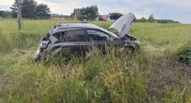 19-latek zjechał autem z drogi i uderzył w drzewo - wszystko przez nadmierną prędkość