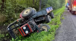 Wypadek koło Radomska. Ciągnik zjechał do rowu, kier&hellip;