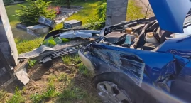 Wypadek pod Pajęcznem. Auto w ogrodzeniu