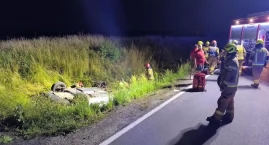 Seat dachował na drodze krajowej nr 11 - w środku by&hellip;