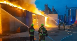 20 zastępów straży walczyło z potężnym pożarem stodo&hellip;