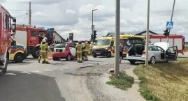 Zderzenie dwóch aut na skrzyżowaniu - cztery osoby t&hellip;