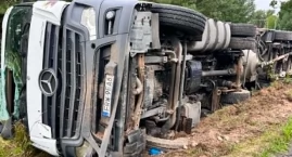 Groźny wypadek w gminie Rząśnia. Ciężarówka przewróc&hellip;