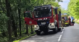 Auto dachowało i uderzyło w drzewo - kierowca odmówi&hellip;