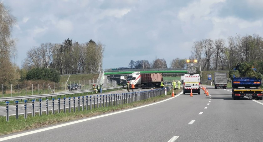 Ciężarówka blokuje drogę w kierunku Goleniowa. Kolejne spore utrudnienia na S6