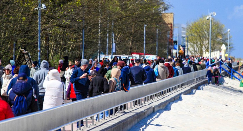 Majówka w Kołobrzegu. Tłumy turystów nad morzem - zdjęcia