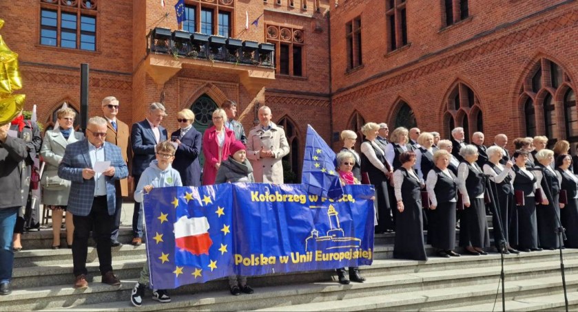 Dzień Europy i Święto Pracy przed kołobrzeskim ratuszem (foto)
