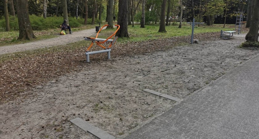 Gdzie są znikające ławki z Parku im. Jedności Narodowej?