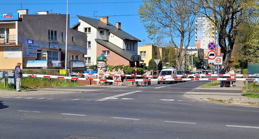 Zignorowali zamknięte rogatki i sygnalizator, dostali mandat, pójdą do sądu