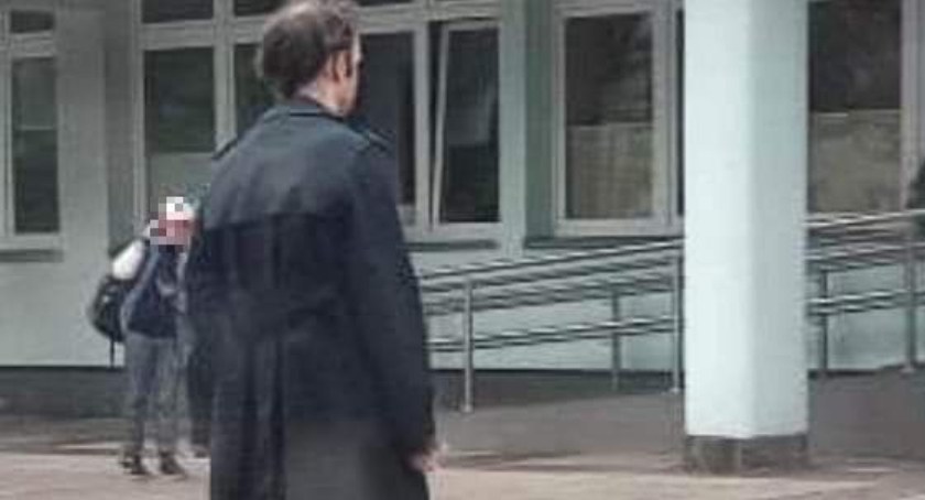 Zboczeniec miał zaczepiać dzieci przed szkołą. Policja wyjaśnia sprawę