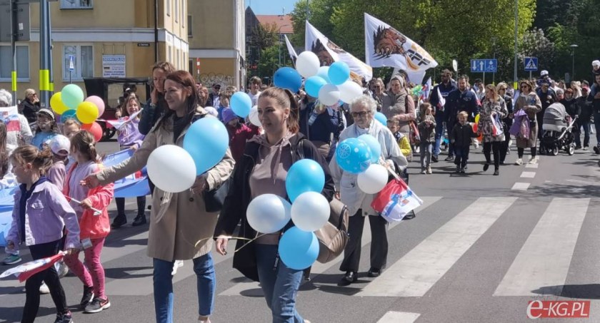 Dni Kołobrzegu 2023. Barwny korowód na święto miasta - zdjęcia i film