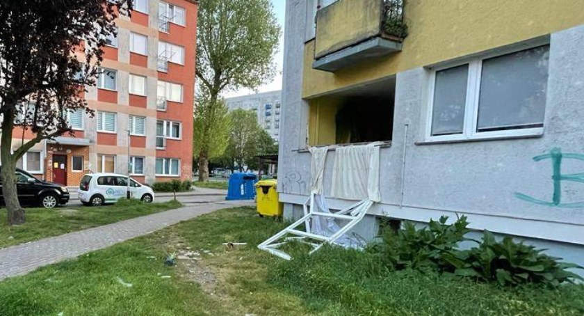 Wybuch pojemnika z szamponem wyrwał okna z futryną. Ustalono przyczynę eksplozji