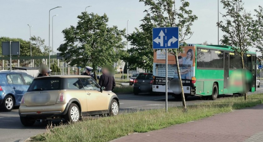 Zderzenie osobówki i autobusu. Są utrudnienia w ruchu 