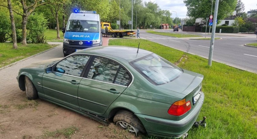 Nietrzeźwy 28 latek driftował po ulicach miasta. Wypadł z drogi i uciekł
