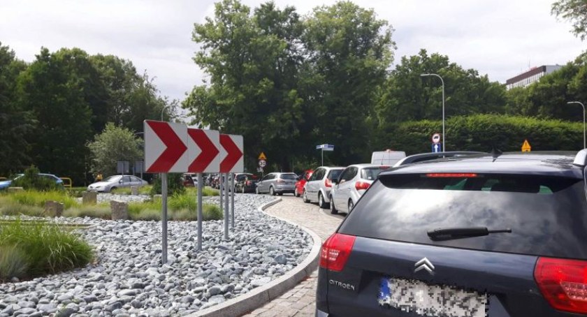 Ruch kołowy w mieście – zostawić, ograniczyć, wyłączyć? Kolejna debata w Adebarze