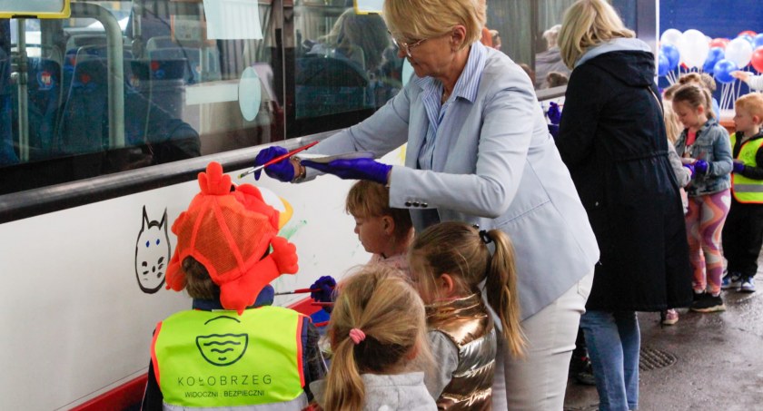 Dzieci pomalowały autobus Komunikacji Miejskiej w Kołobrzegu 