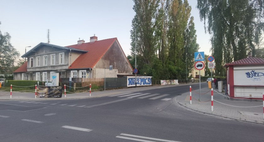 Nowy dwukondygnacyjny budynek w zachodniej dzielnicy. Sześć firm chce wykonać projekt miejskiej instytucji