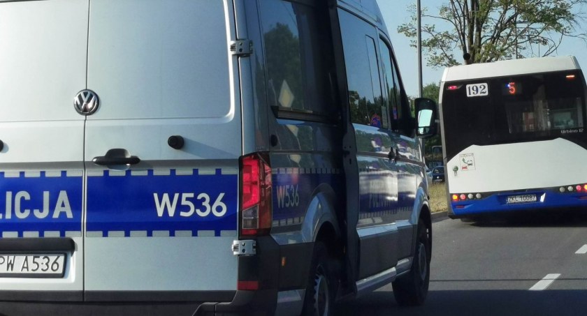 Skręcił pod prąd, wjechał pod autobus i uciekł. Karetka wezwana do poszkodowanego dziecka