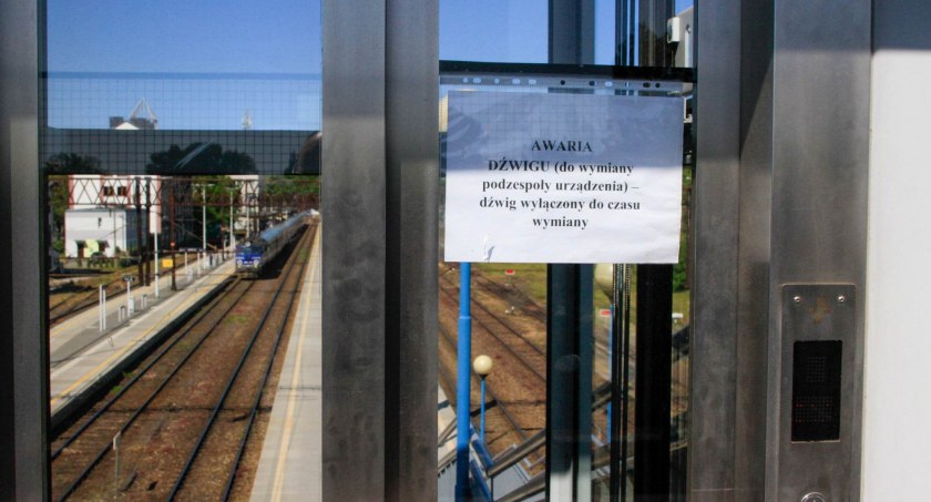 Winda przy dworcu z usterką 