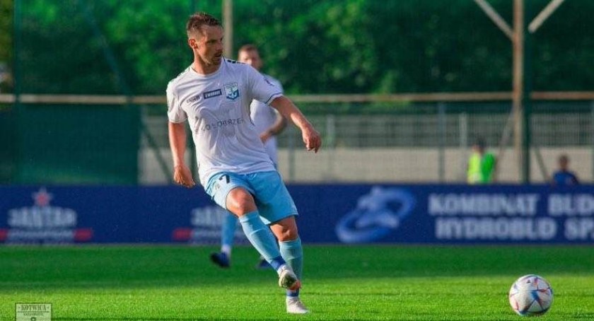 Rozegrał 61 meczów, strzelił 21 bramek. Napastnik opuszcza Kotwicę Kołobrzeg