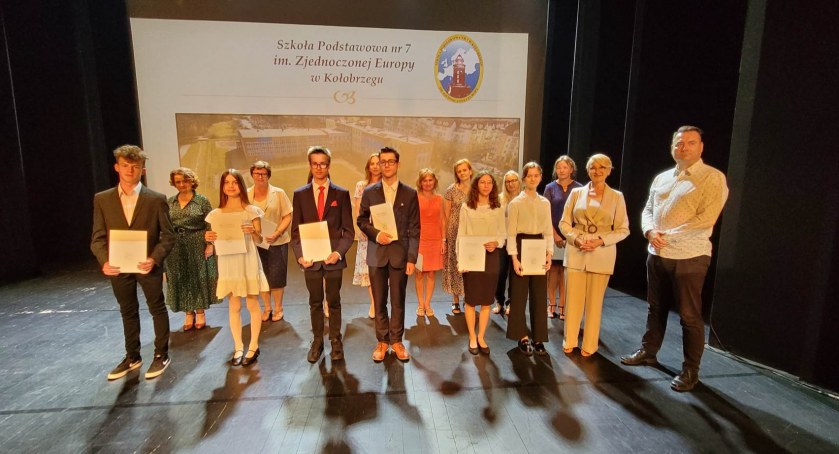 Uczniowie docenieni za osiągnięcia w nauce. Otrzymali nagrody od prezydent miasta