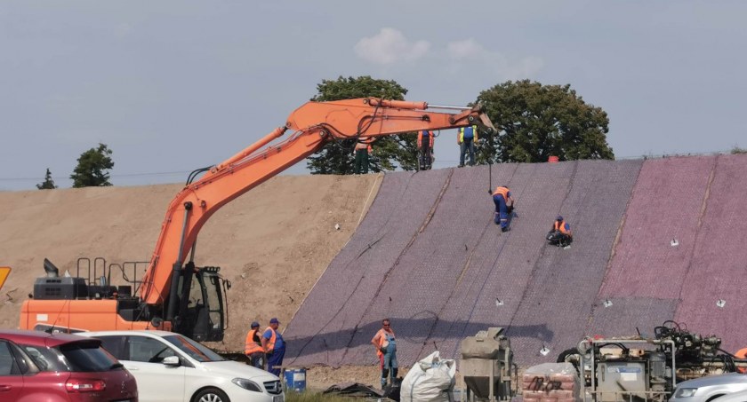 Osuwanie się ziemi przy Karuzeli. Trwa zabezpieczanie skarpy