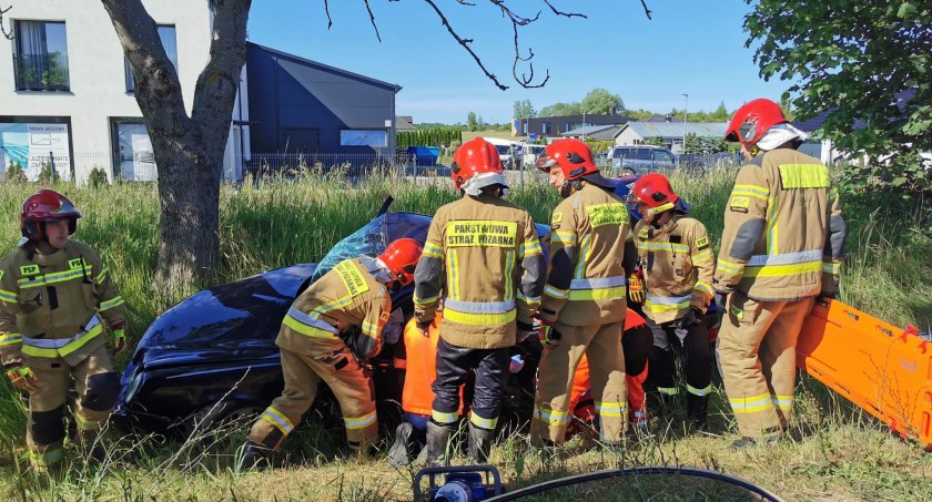 Wypadek pod Kołobrzegiem. Mężczyzna zakleszczony w samochodzie | zdjęcia