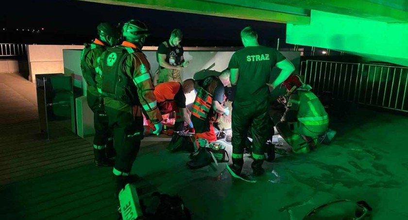 Mężczyzna skoczył z molo. Strażacy wyciągnęli 22-latka spod wody