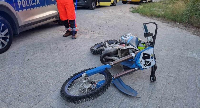 Pijany motocyklista wjechał w znaki drogowe. Trafił do szpitala