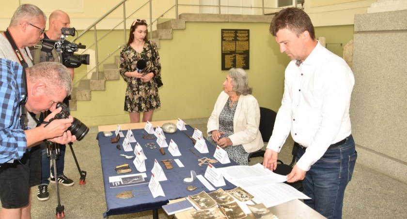 Przedmioty oraz zdjęcia dotyczące Zbrodni Katyńskiej w zbiorach muzeum w Kołobrzegu